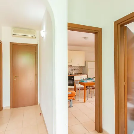 Flacher Rasen Rechts By Interhome Specchiolla